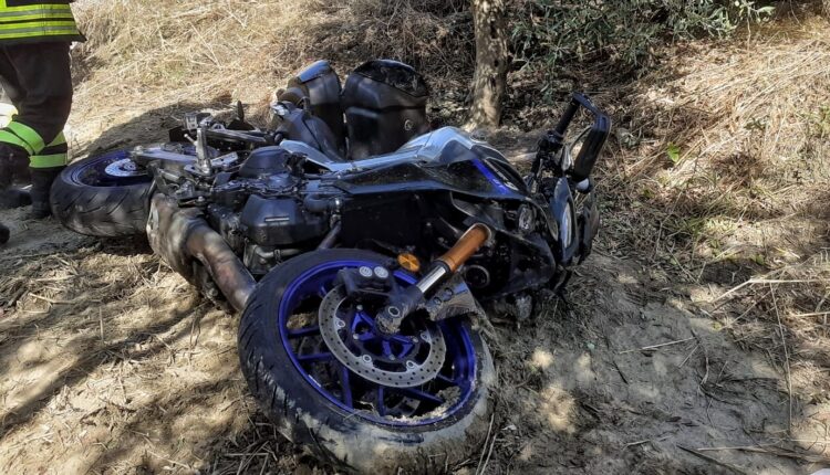 Motociclista Perde Il Controllo E Finisce In Una Scarpata Morto